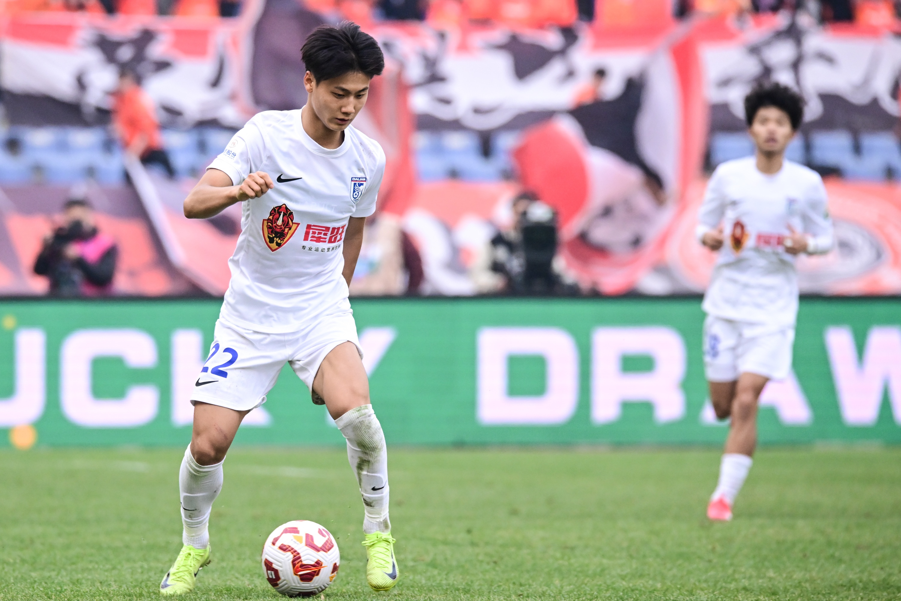 毛伟杰晒月最佳奖杯：大连英博3-2胜武汉三镇