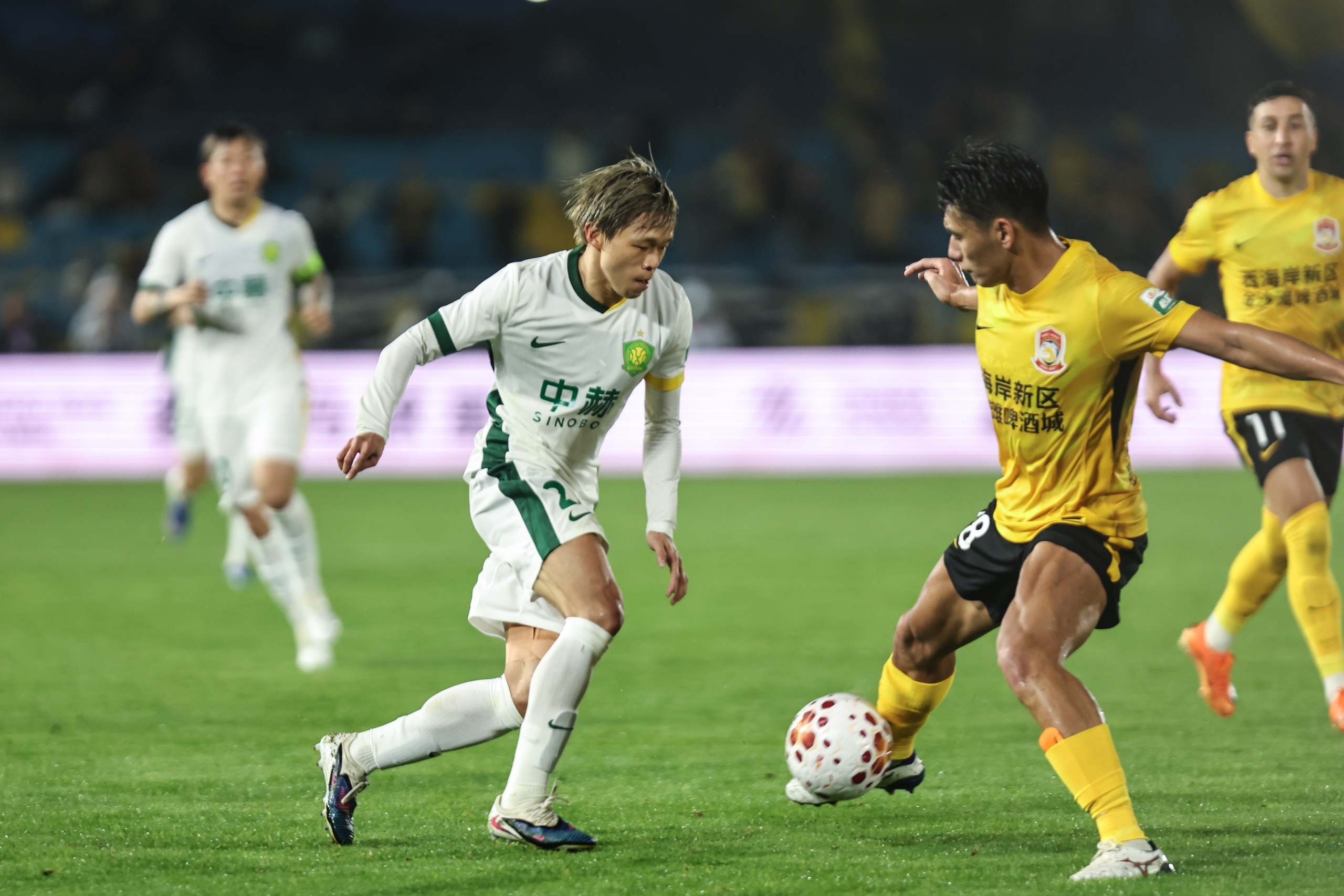 13轮不败！青岛西海岸2-1斩海港 前4轮1胜3负创逆袭