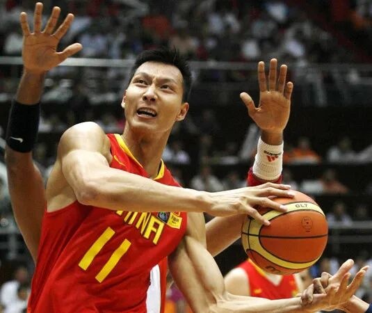 13年前那场溃败：易建联打封闭砍10分一节，戴维斯12中12的真相
