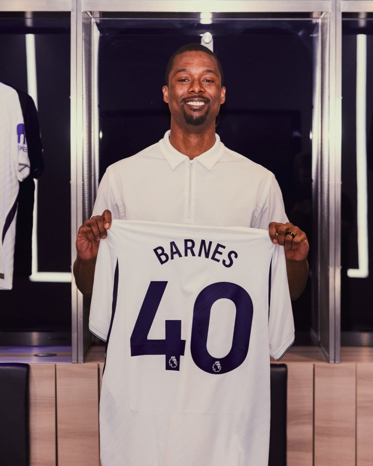 跨界联动：马刺前锋哈里森·巴恩斯造访热刺主场