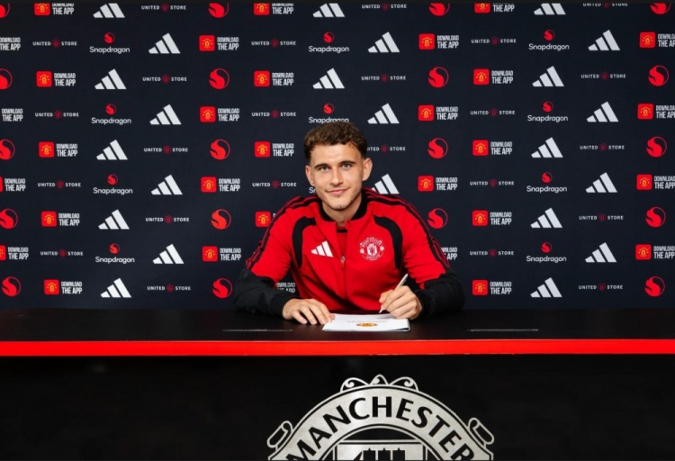 曼联一口气转正9名青训小将 上赛季U18主力框架获职业合同 曼联一口气转正9名青训小将 上赛季U18主力框架获职业合同