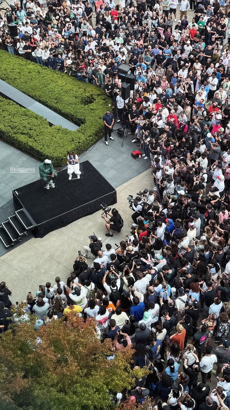 詹姆斯造访耐克总部 称加盟76人是希望‘不安逸’ 詹姆斯造访耐克总部 称加盟76人是希望‘不安逸’