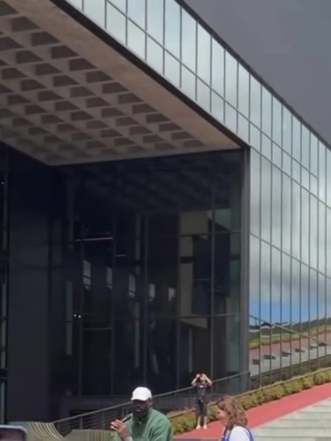 詹姆斯造访耐克总部 称加盟76人是希望‘不安逸’ 詹姆斯造访耐克总部 称加盟76人是希望‘不安逸’