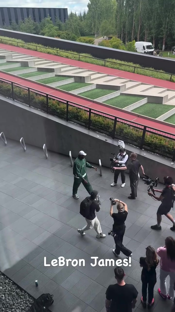 詹姆斯造访耐克总部 称加盟76人是希望‘不安逸’ 詹姆斯造访耐克总部 称加盟76人是希望‘不安逸’