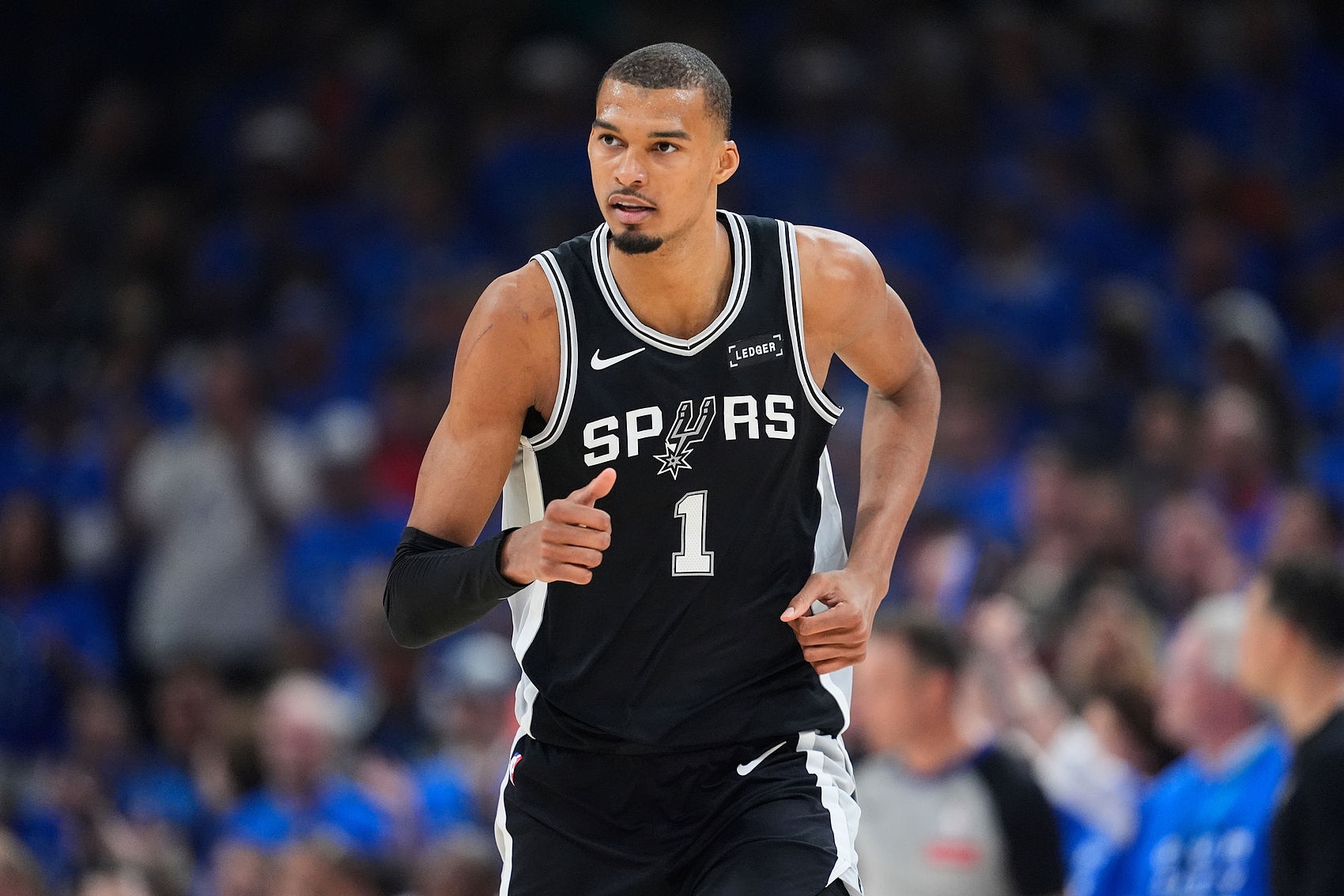 季后赛贴身防守命中率榜：文班亚马69.4%高居榜首，哈登里夫斯并列第九