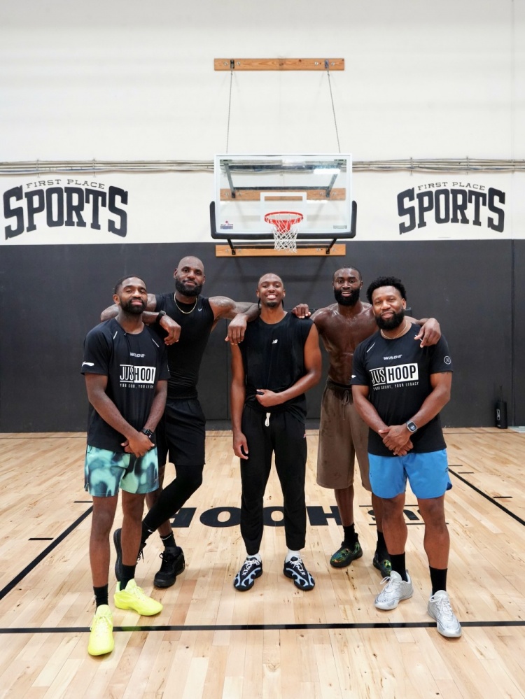 队记：76人相信他们吸引詹姆斯的不只有球队天赋 还有阵容适配度
