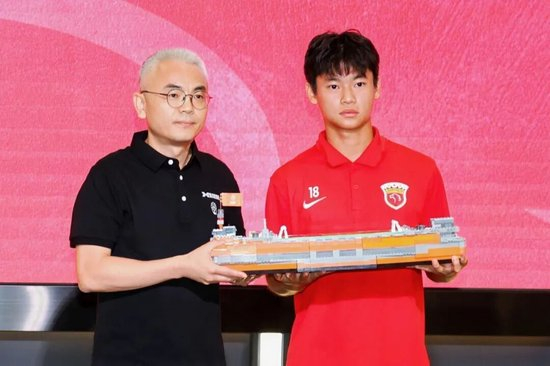上海海港U17出征法国欧塞尔 武磊送上留洋寄语
